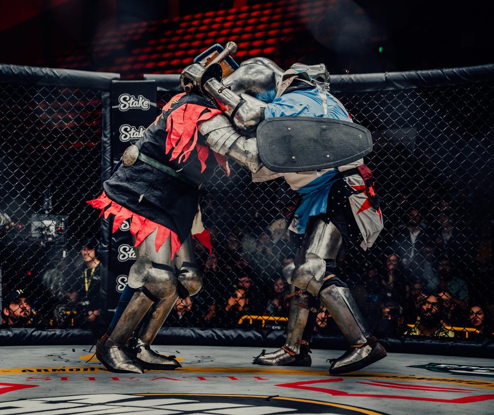 Бойцы AMMA сражаются в поединке в стиле UFC в клетке. Запись сделана в субботу, 12 апреля 2025 года, в административном центре Хаммонда в Хаммонде, штат Индиана. Кевин Серна для Esquire.