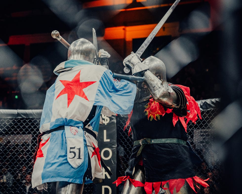 Бойцы AMMA сражаются в поединке в стиле UFC в клетке. Запись сделана в субботу, 12 апреля 2025 года, в административном центре Хаммонда в Хаммонде, штат Индиана. Кевин Серна для Esquire.