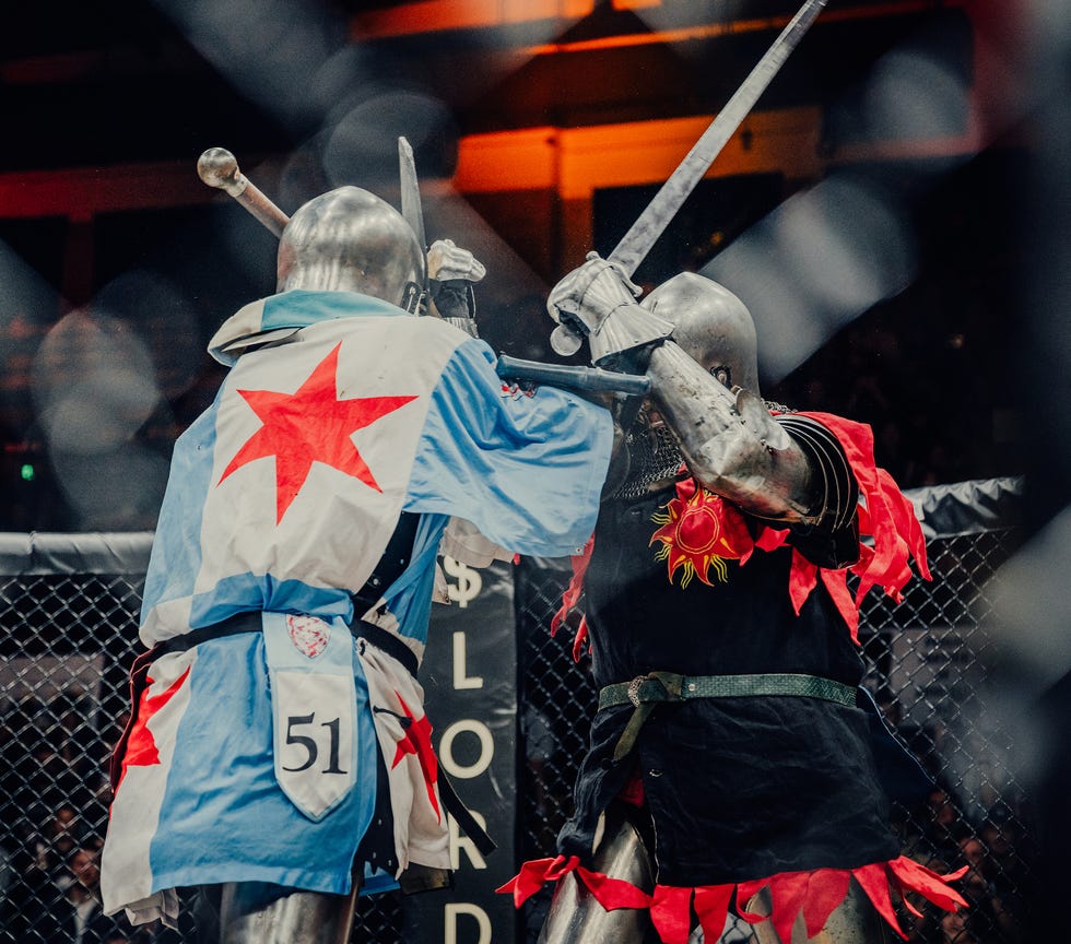 Бойцы AMMA сражаются в поединке в стиле UFC в клетке. Запись сделана в субботу, 12 апреля 2025 года, в административном центре Хаммонда в Хаммонде, штат Индиана. Кевин Серна для Esquire.