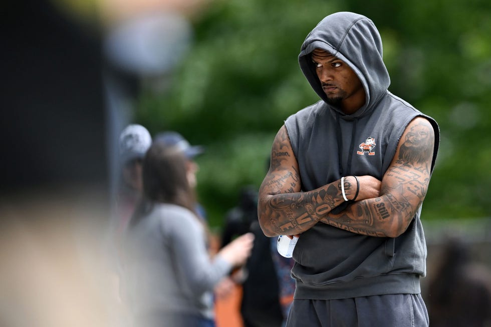 Berea, Ohio, 10 de junio: Deshaun Watson, número 4 de los Cleveland Browns, observa durante el minicampamento obligatorio de los Cleveland Browns en el campus Crosscountry Mortgage el 10 de junio de 2025 en Berea, Ohio. (Foto de Nick Cammett/Getty Images)