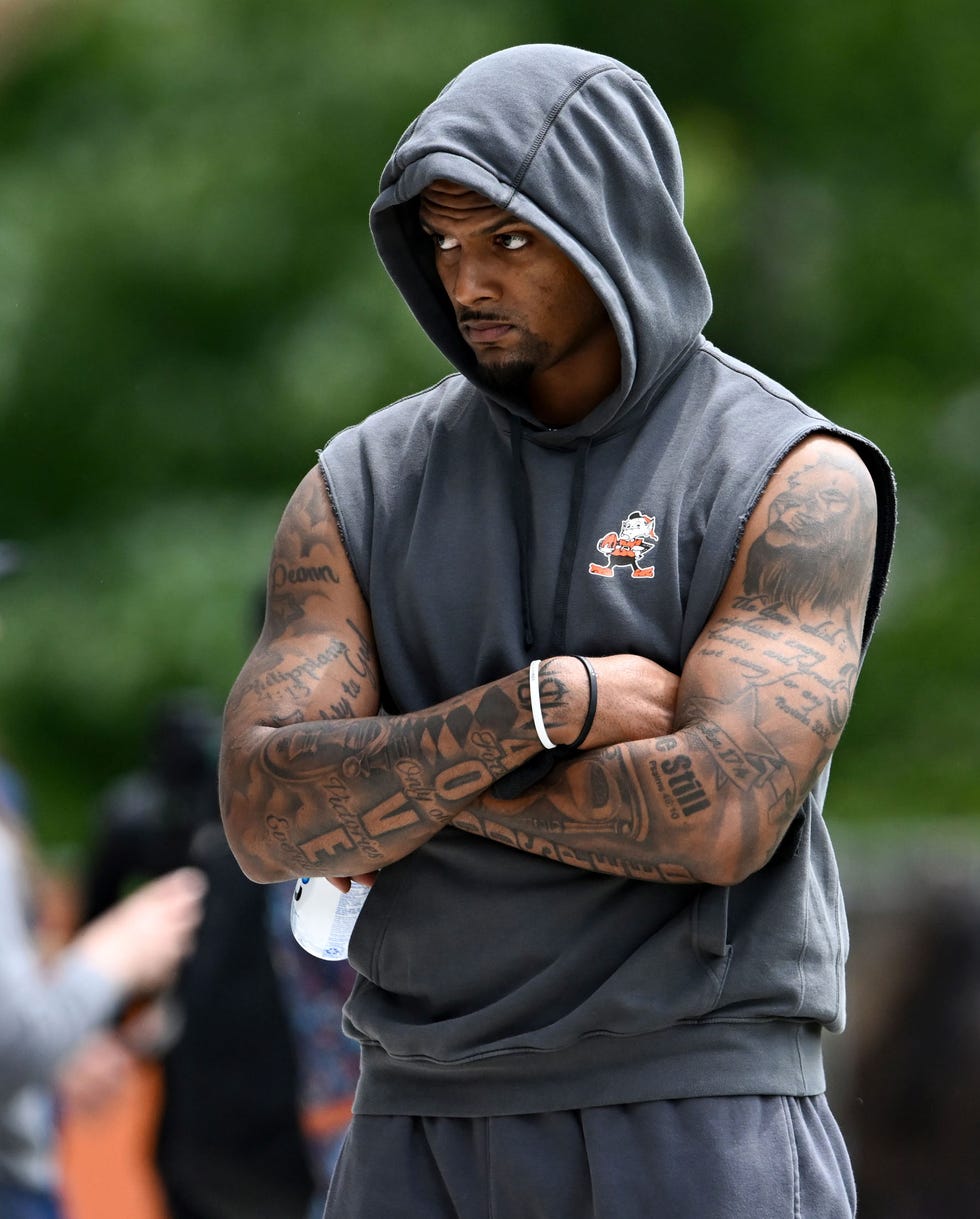 Berea, Ohio, 10 de junio: Deshaun Watson, número 4 de los Cleveland Browns, observa durante el minicampamento obligatorio de los Cleveland Browns en el campus Crosscountry Mortgage el 10 de junio de 2025 en Berea, Ohio. (Foto de Nick Cammett/Getty Images)
