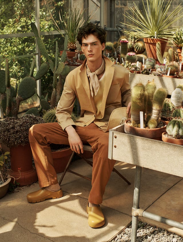 Una modelo vestida con la nueva tendencia de jardinería masculina.