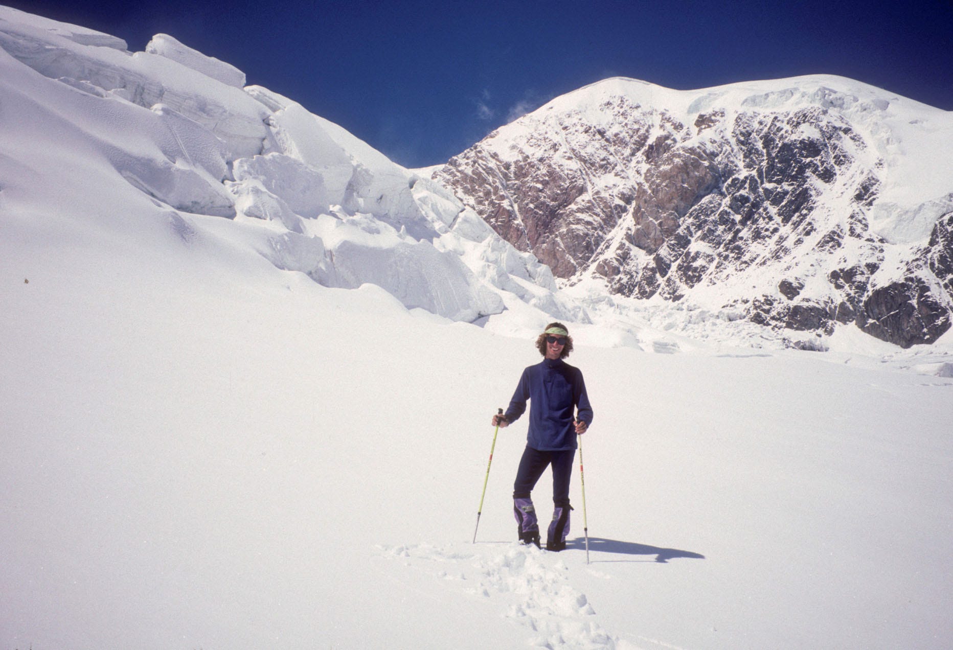 una persona che fa le ciaspolate in un paesaggio montuoso innevato