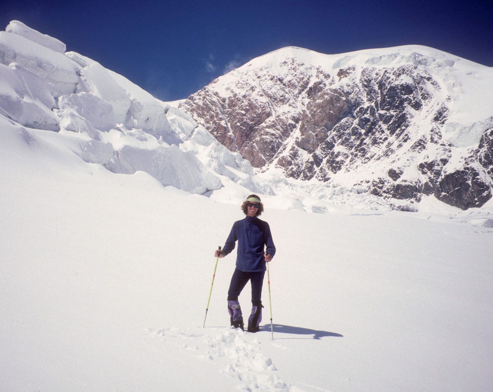 una persona che fa le ciaspolate in un paesaggio montuoso innevato