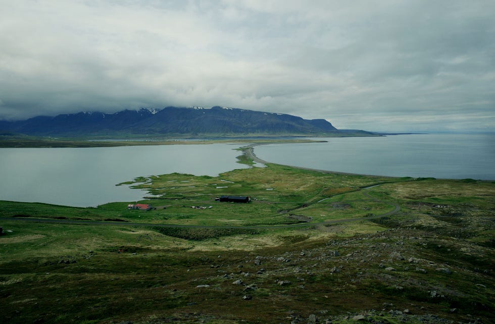 panoramisch uitzicht op een kustlandschap met bergen en een meer
