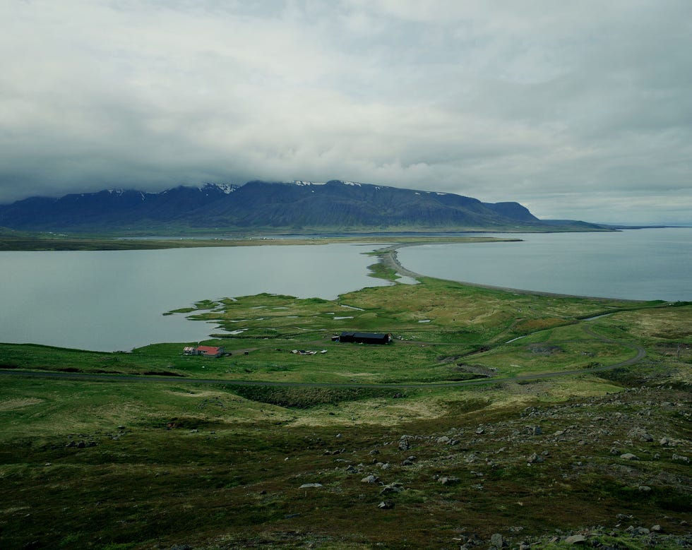 panoramisch uitzicht op een kustlandschap met bergen en een meer