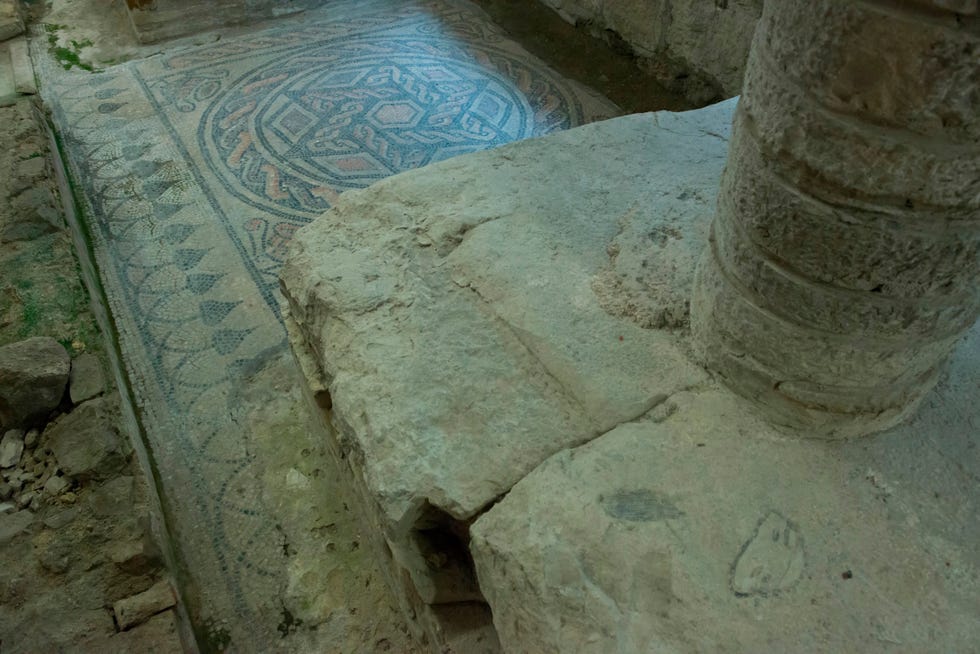 eyjd69 the excavations in the crypt of the basilica of aquileia, italy