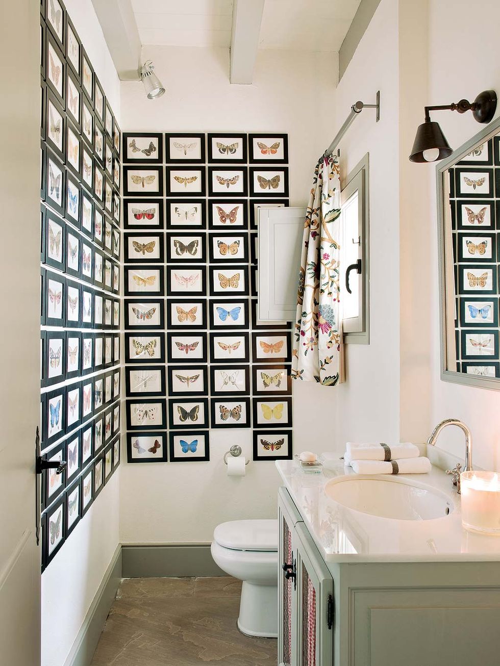 Los cuartos de baño son también un buen sitio para lucir tus mejores cuadros  y/o fotografías artísticas