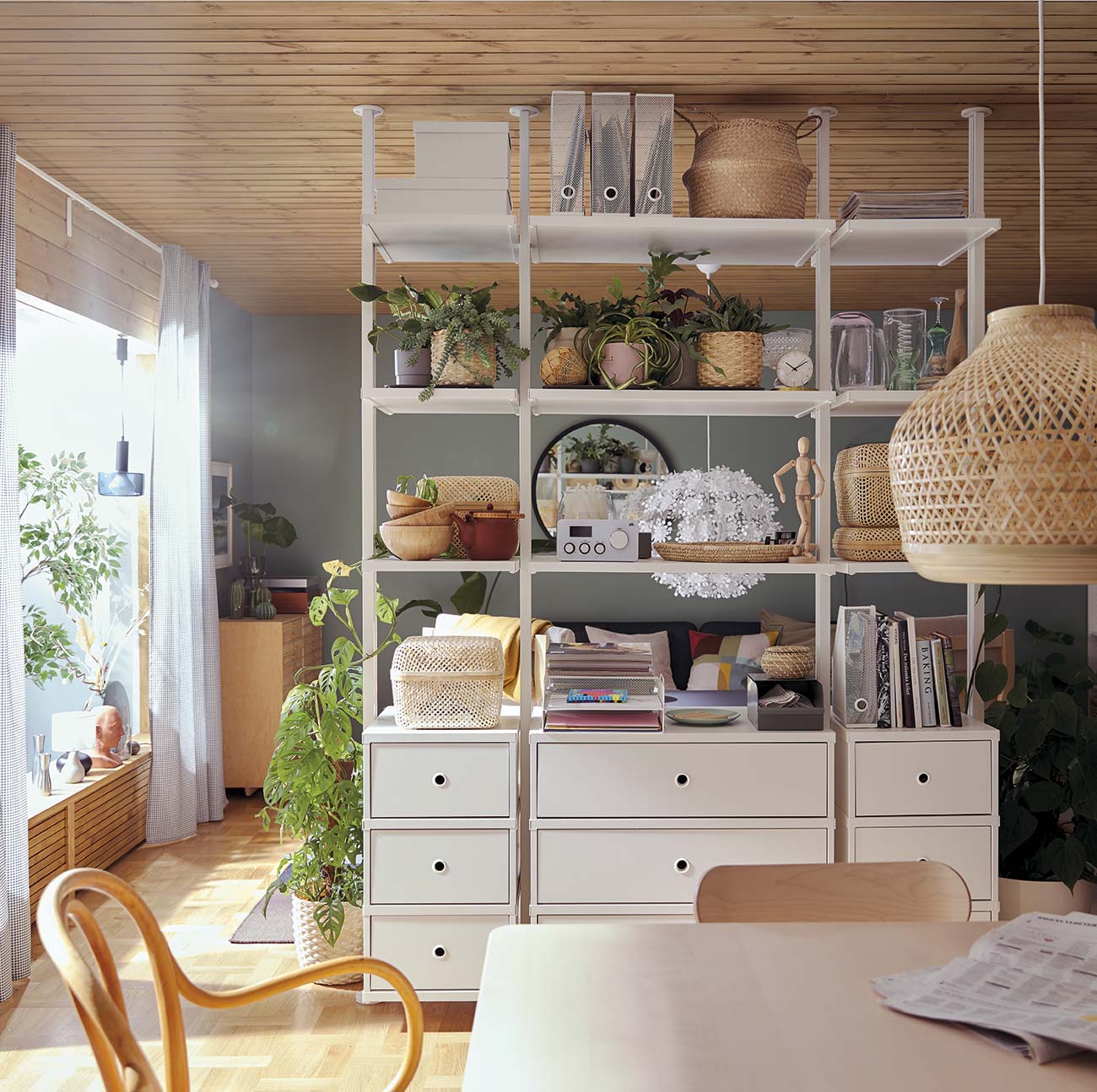salón comedor separados por estantería blanca abierta