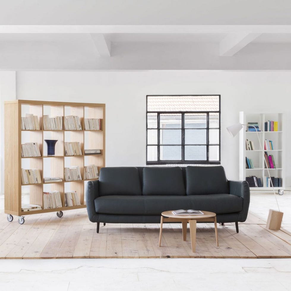 Estantería de madera con ruedas