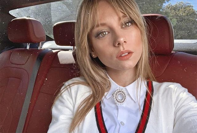 ester expósito con el vestuario de su personaje en 'Élite'