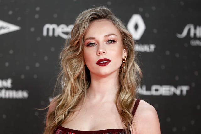 ester expósito en un photocall luciendo melena rubia