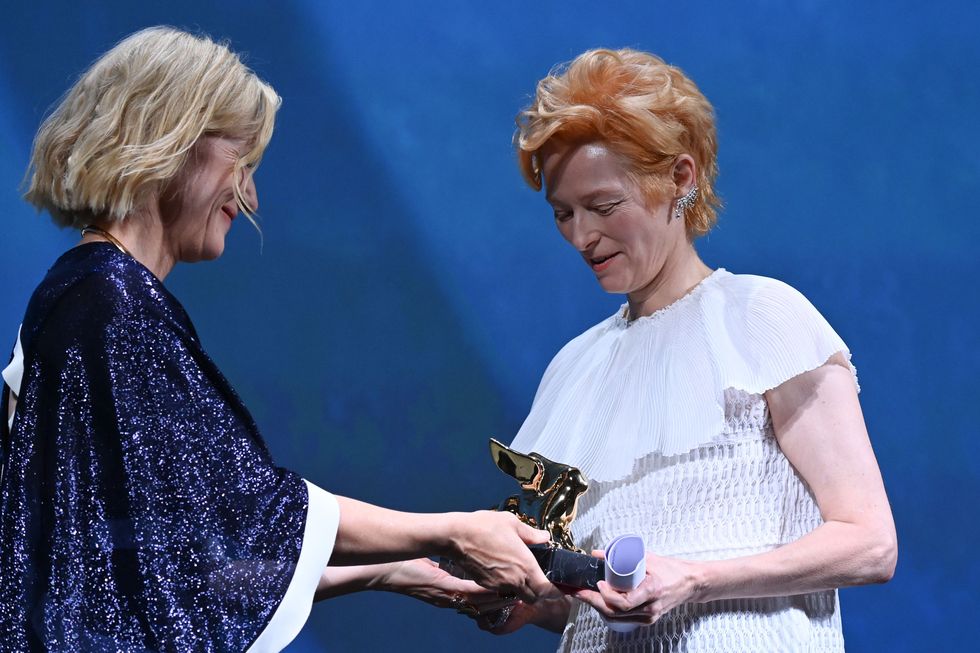 tilda swinton recibe el leon de oro del festival de cine de venecia 2020 de la mano de cate blanchett