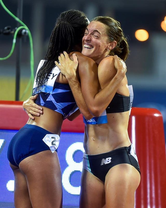 esther guerrero se abraza con faith kipyegon tras correr los 800 metros en menos de dos minutos en doha