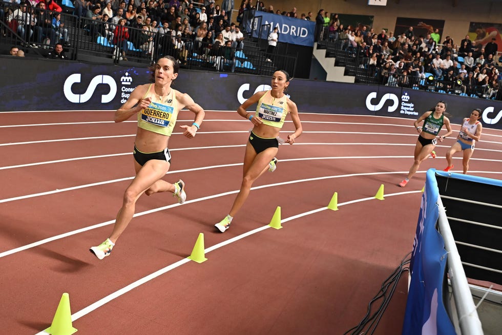 madrid, 23/02/2025. esther guerrero (i), en acción para ganar este domingo la final de 1.500 m. femeninos en los campeonatos de españa en pista cubierta que se disputan en el centro deportivo municipal gallur en madrid. efe/fernando villar 