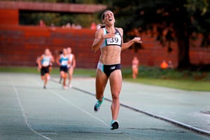 la atleta catalana esther guerrero llega a meta de los 2000 metros de olot batiendo el récord de españa de la distancia que pertenecía a julia vaquero