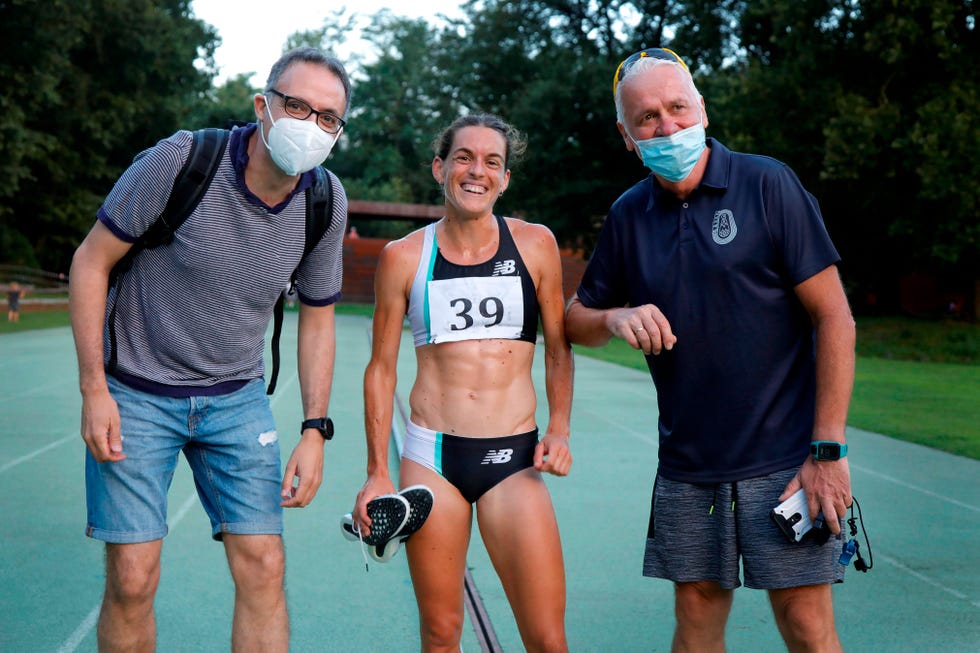 ﻿la atleta catalana esther guerrero posa tras el récord de españa de 2000 metros en olot con su entrenador ﻿joan lleonart y su preparador físico víctor lópez