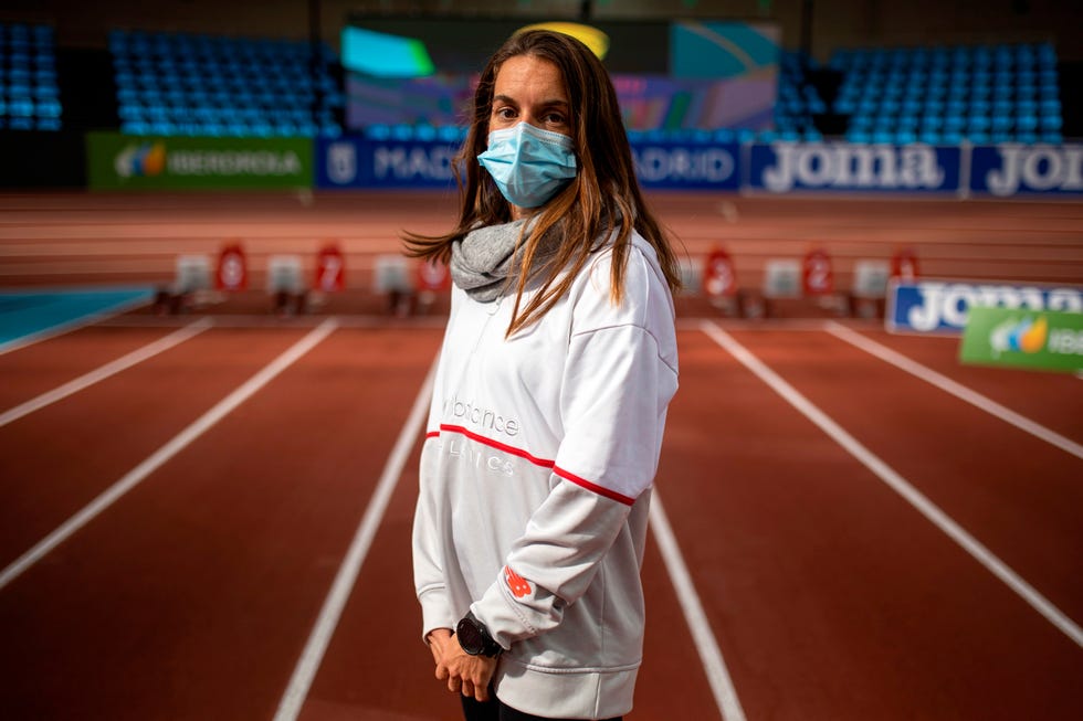 la atleta esther guerrero posa en la instalación de gallur antes de correr los 800m en la final del world indoor tour 2021
