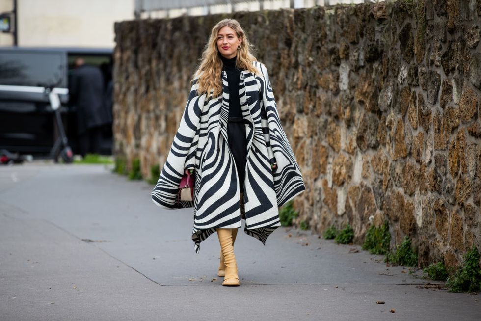 la influencer emili sindelv en la semana de la moda de paris con abrigo de cebra