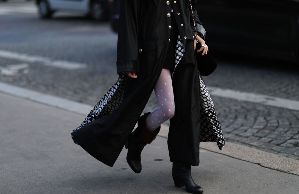 chloe harrouche con look completo de chanel durante la semana de la moda en paris