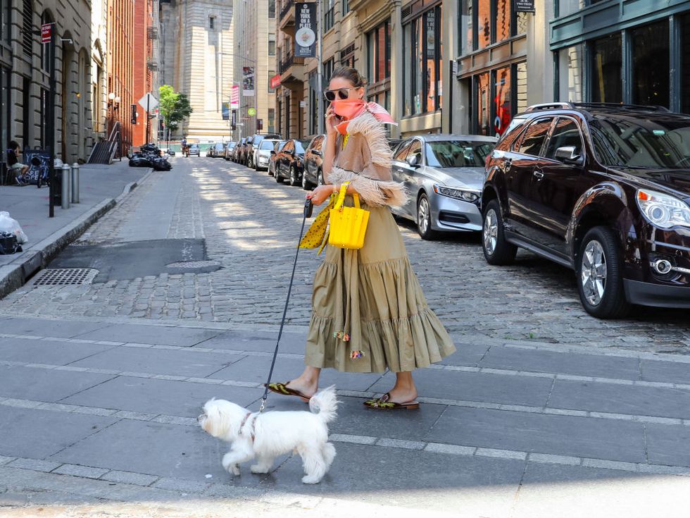 olivia palermo usando un pañuelo como mascarilla en nueva york mientras pasea a su perro