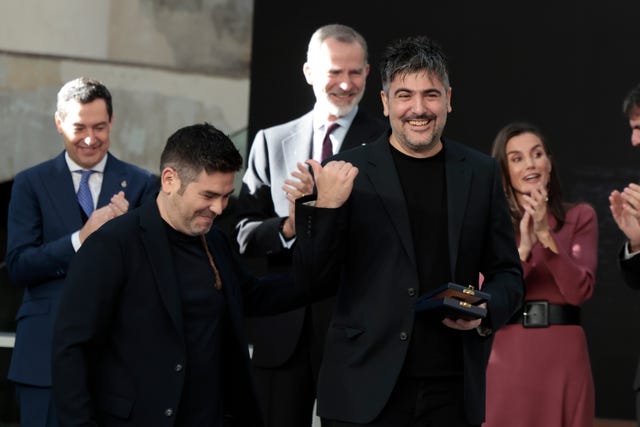 spanish king felipe vi and queen letizia with jose and david munoz from estopa during delevery of gold medals for merit in fine arts in sevilla on wednesday, 27 november 2024
