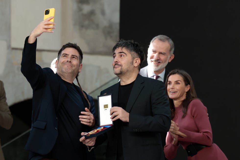 estopa y los reyes felipe vi y letizia en la entrega de las medallas de las bellas artes