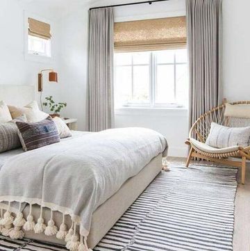 dormitorio en blanco y gris con cortinas y estores