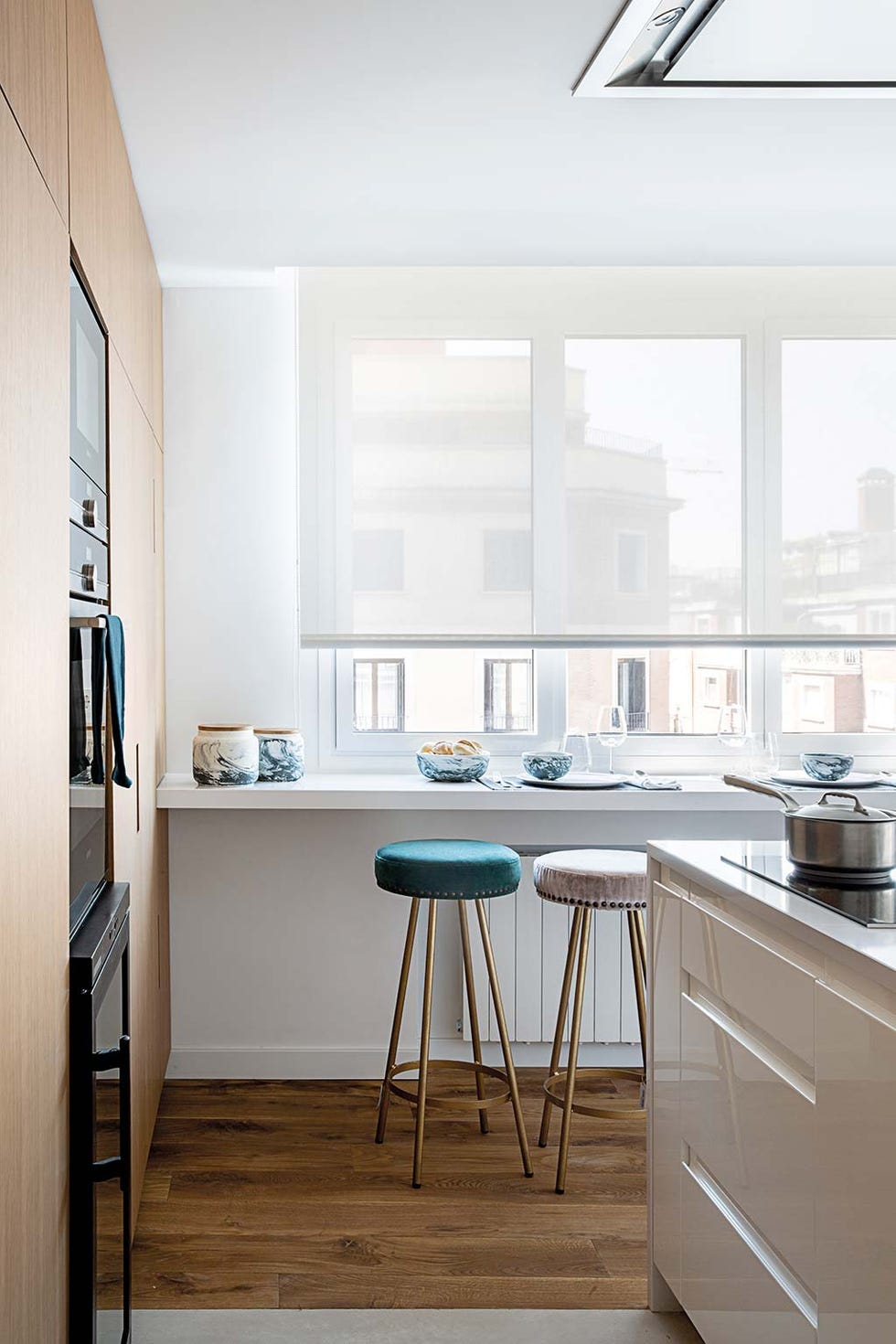 Casa reformada en Madrid: barra de desayunos