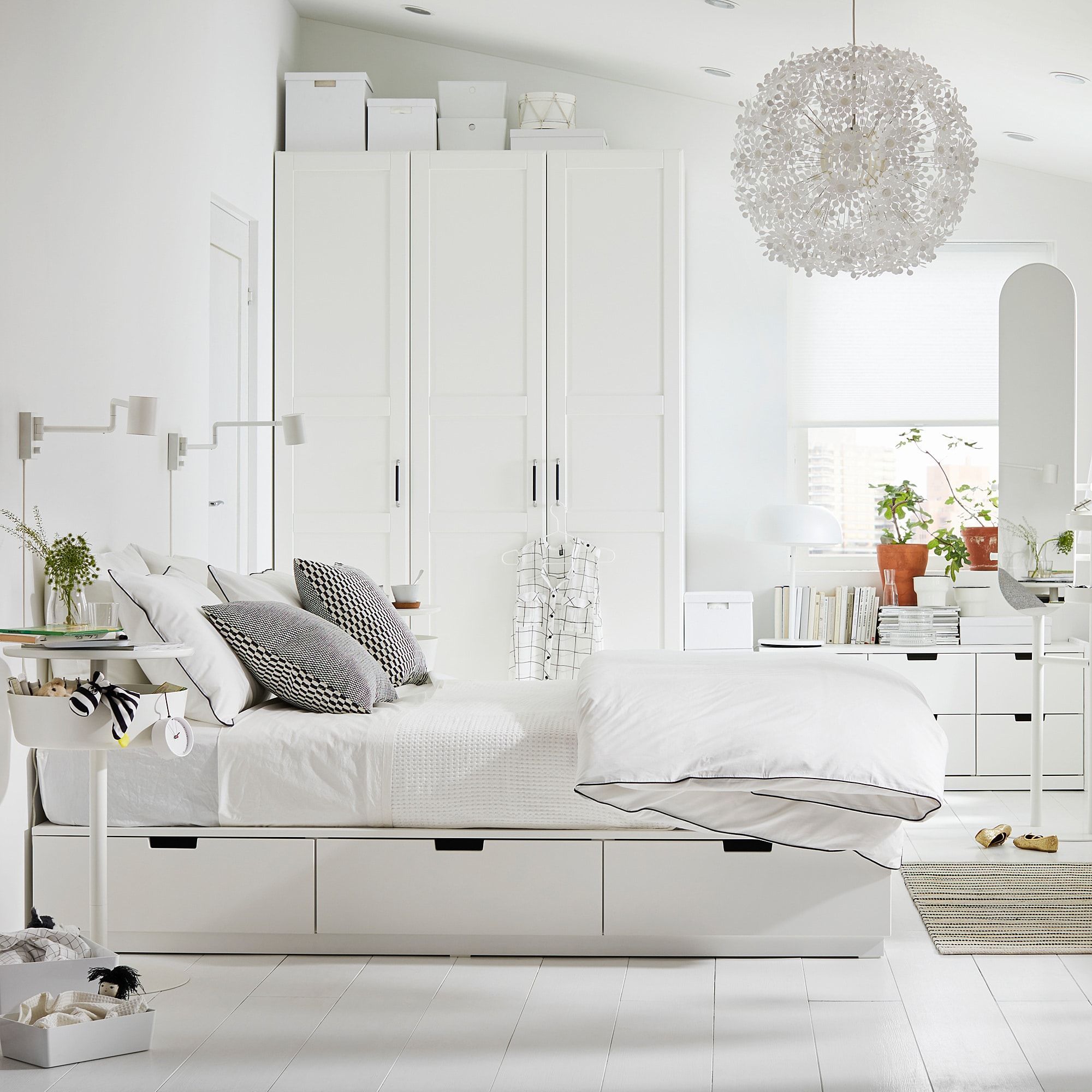 Ideas para decorar un dormitorio de matrimonio con muebles blancos