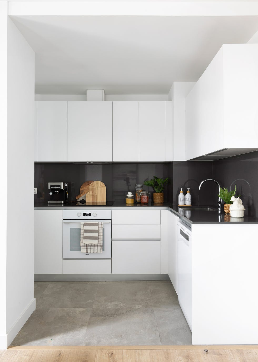 cocina abierta con muebles blancos