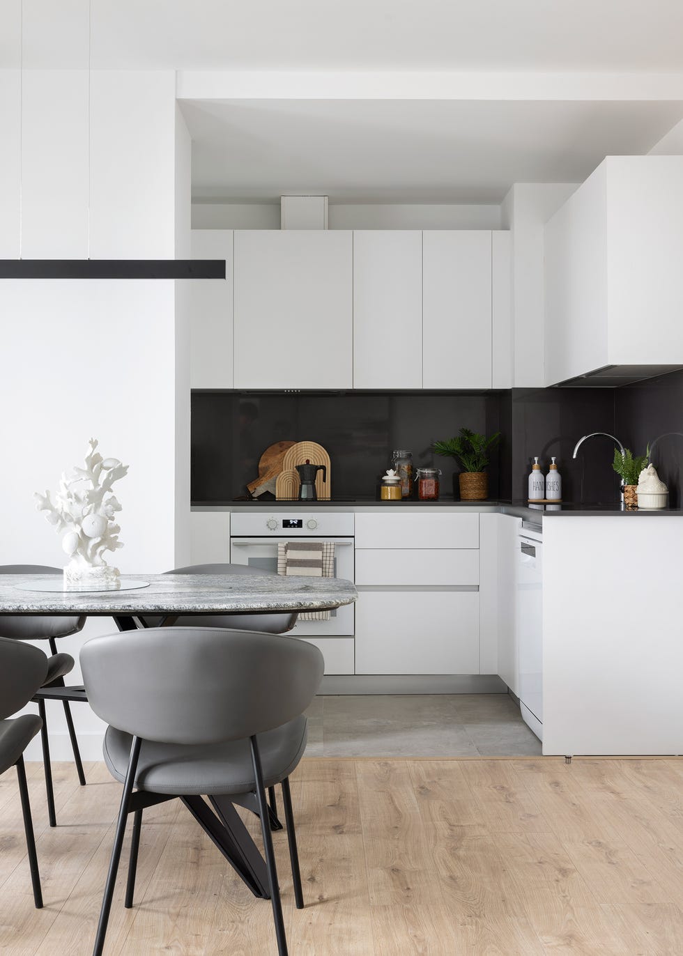 cocina abierta con muebles blancos