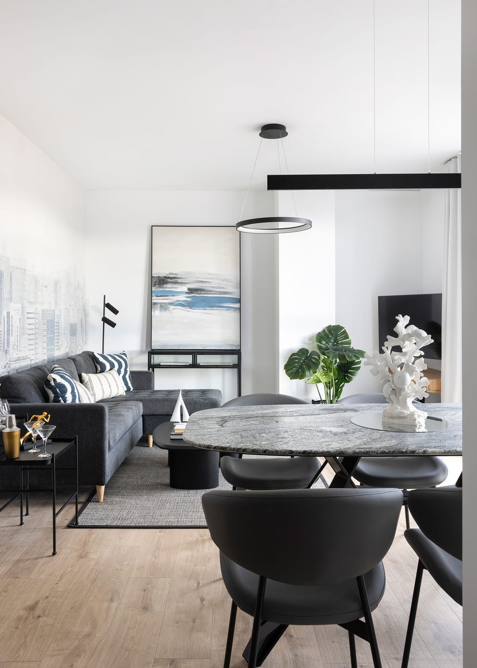 salón comedor con mesa con sobre de mármol y sillas negras