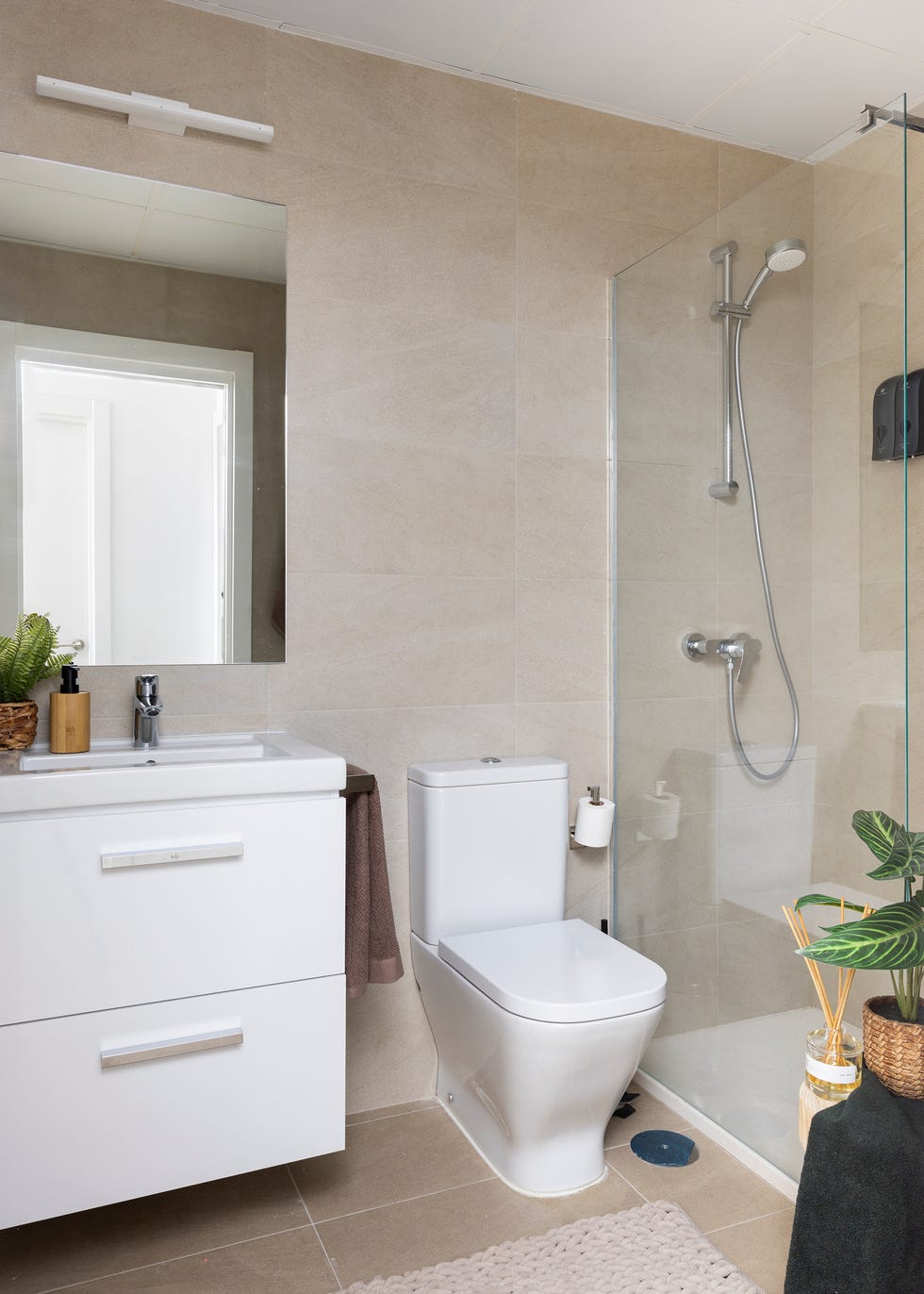 mueble de lavabo blanco volado