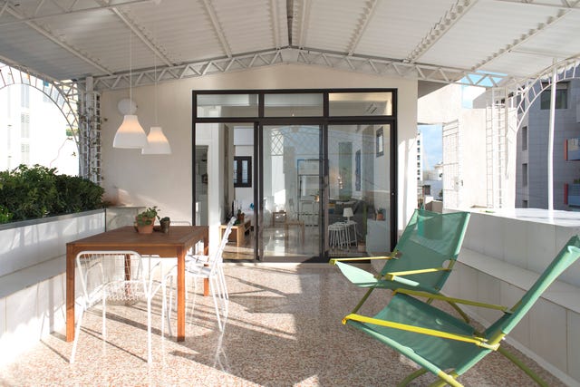 terraza con comedor y hamacas