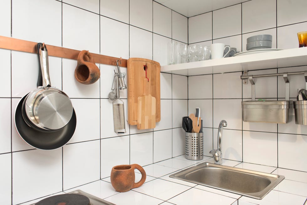 cocina de estilo retro con azulejos blancos
