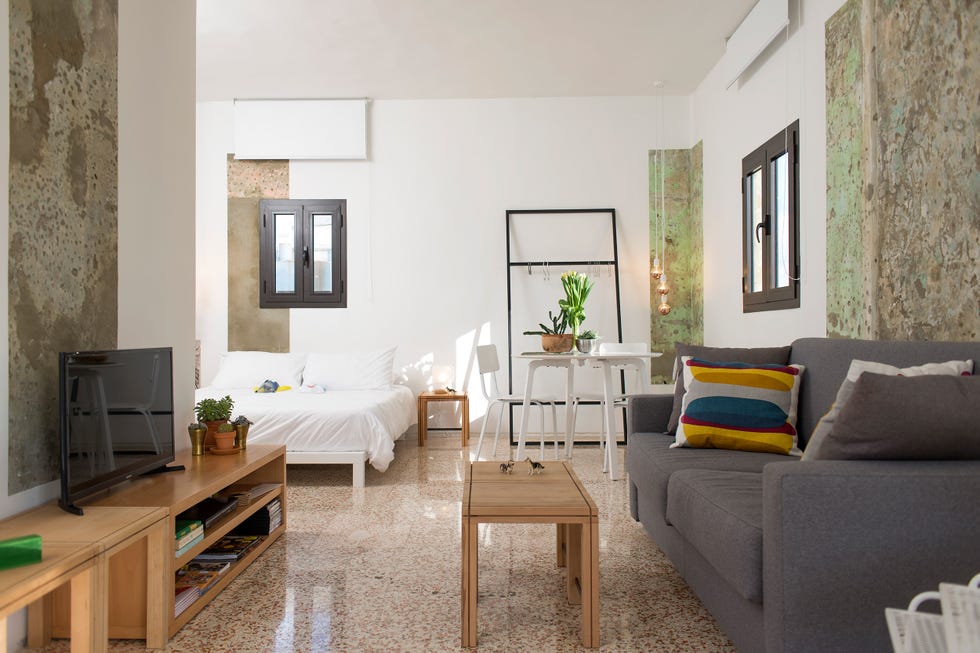 estudio de diseño moderno con salón, comedor y dormitorio en un mismo ambiente