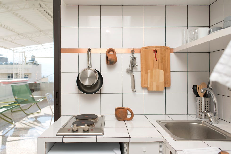 cocina de estilo retro con azulejos blancos