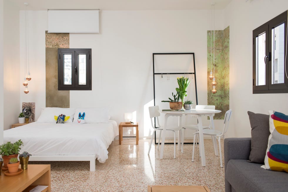 estudio de diseño moderno con salón, comedor y dormitorio en un mismo ambiente