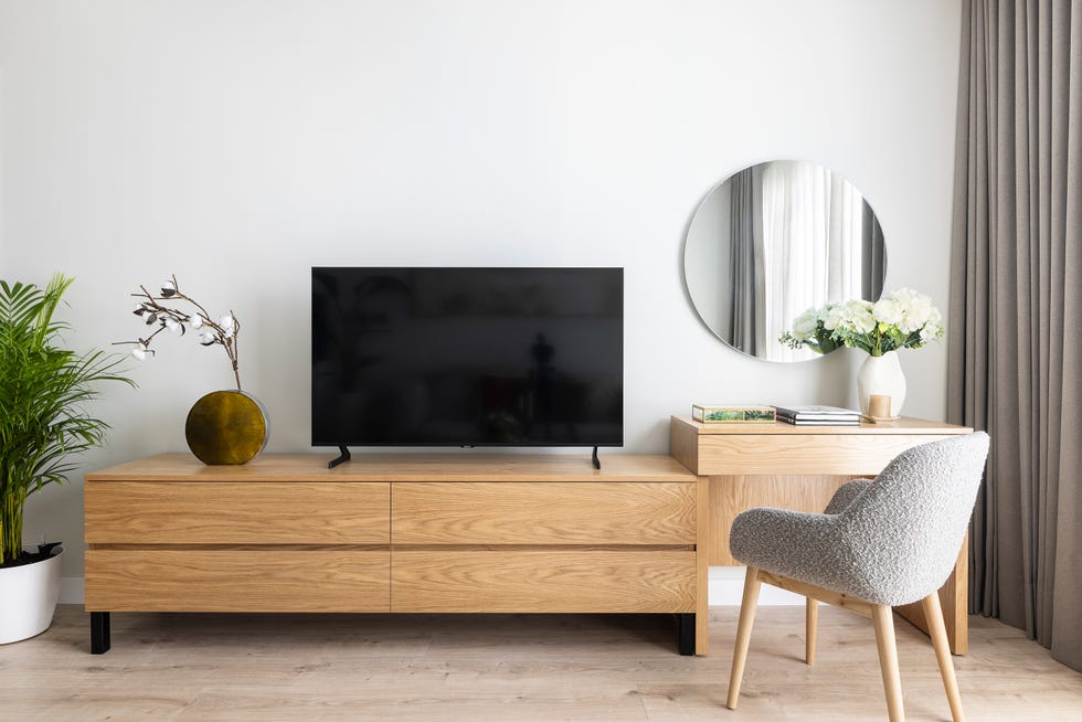 mueble de tv con escritorio en madera y silla con tapizado bouclé