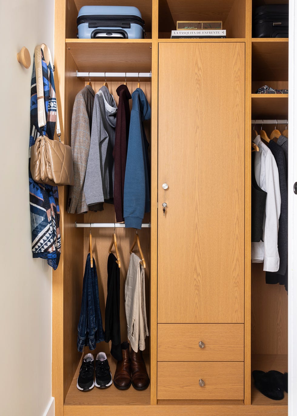vestidor abierto de madera
