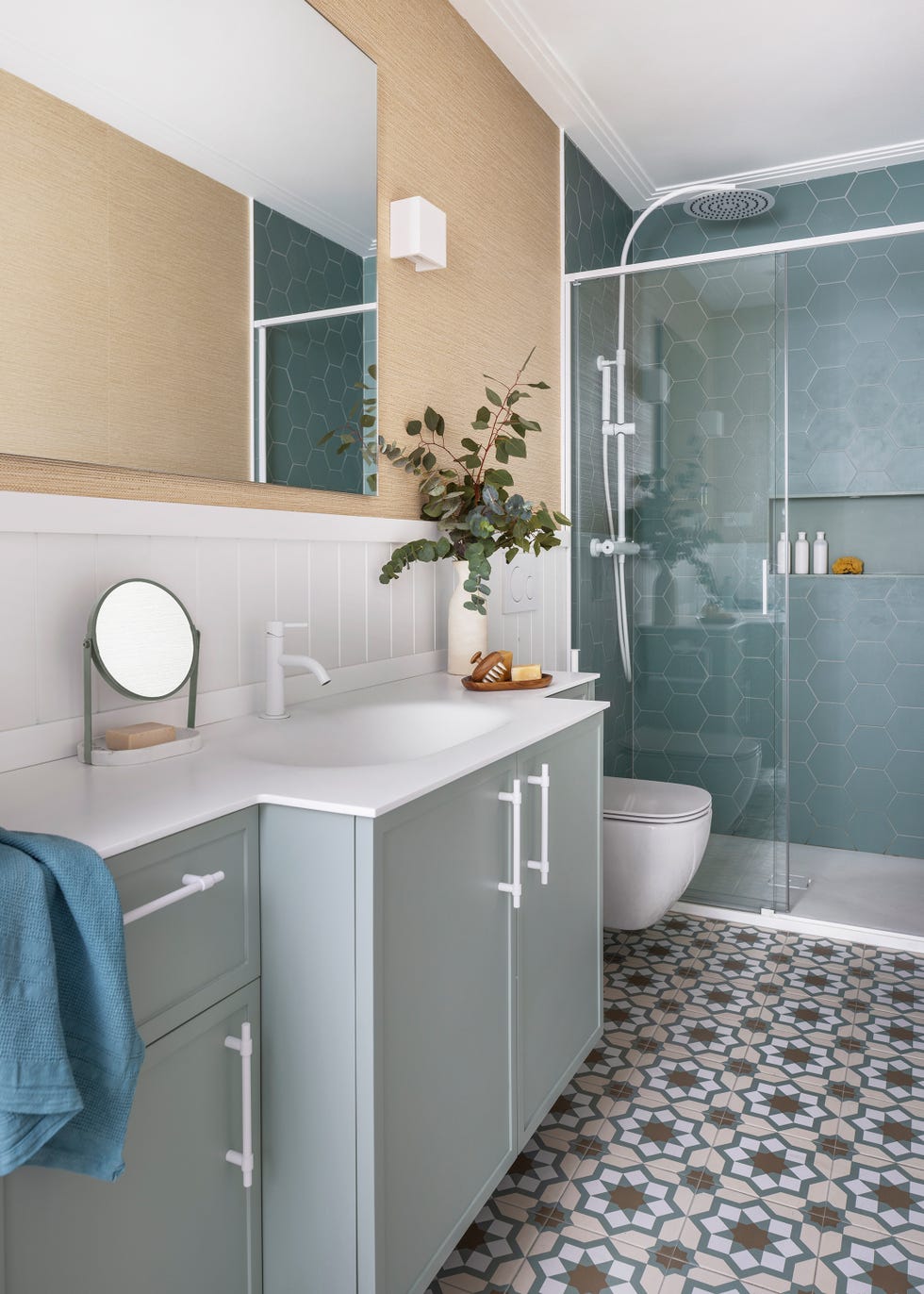 baño con suelo hidráulico