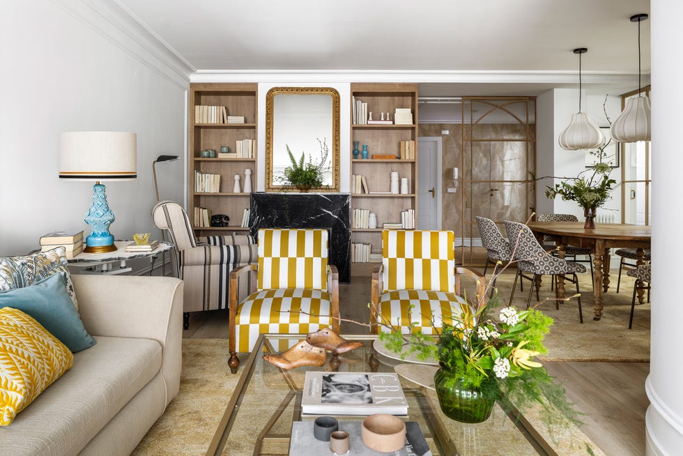 salón comedor con muebles clásicos y chimenea de mármol negro