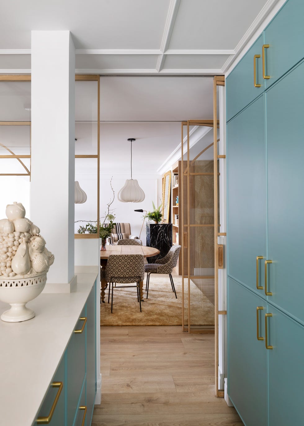 cocina abierta al salón con puertas correderas