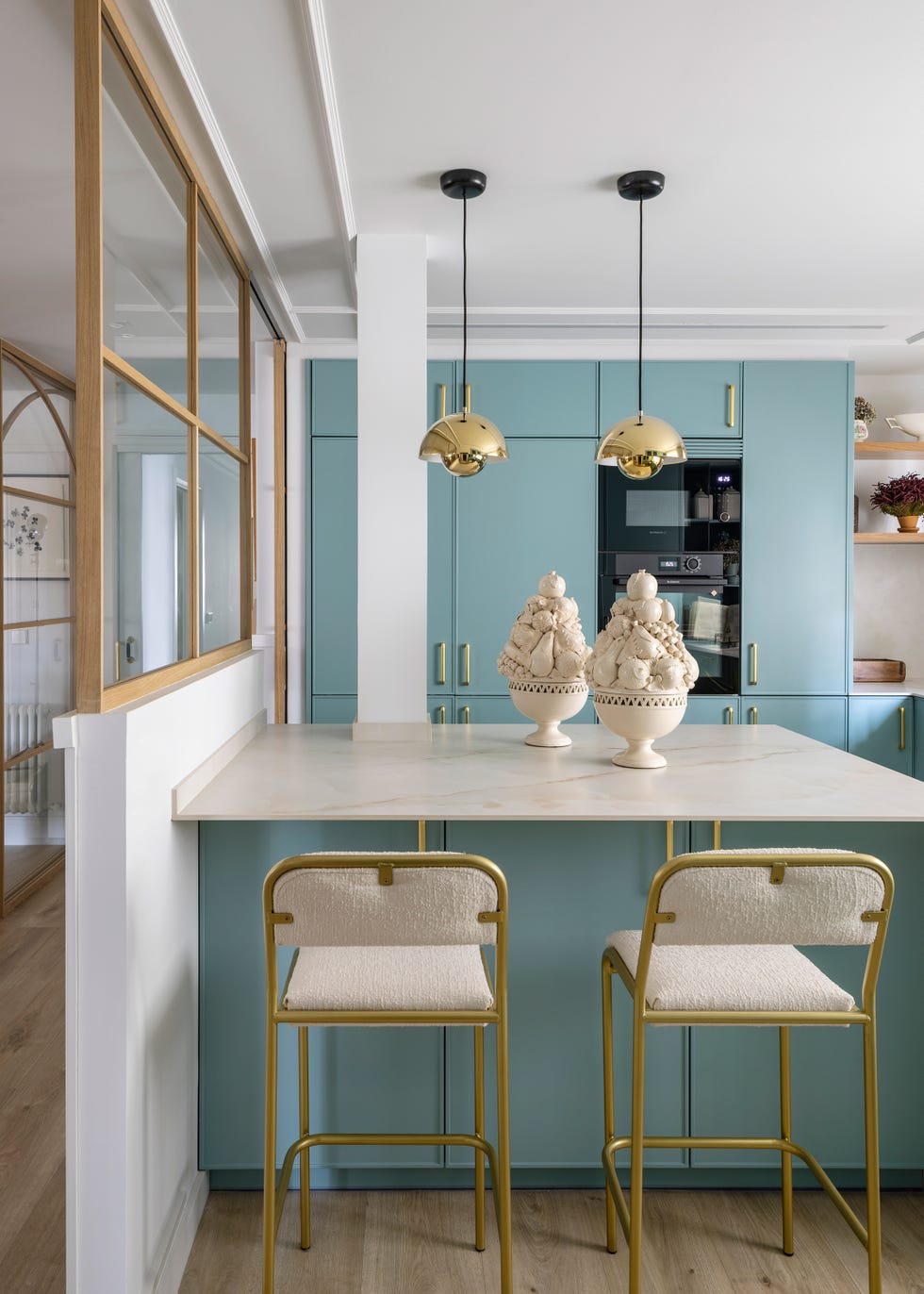 cocina con península y taburetes
