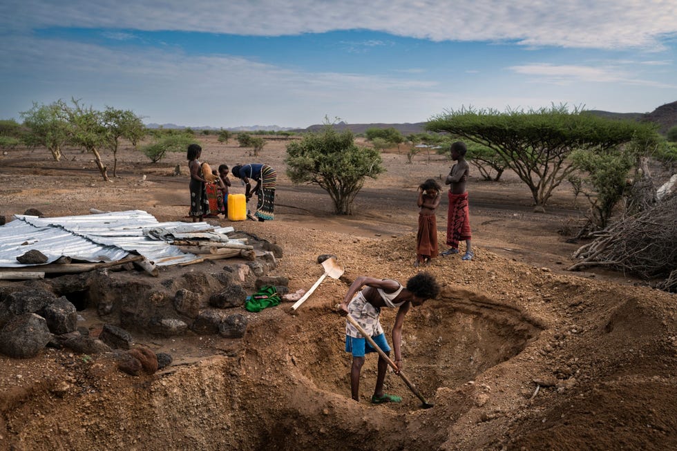 In mei 2021 graaft Gaas Mohammed in een dorpje in de Ethiopische Afarregio een kuil om regenwater op te vangen Zoals elders in de Hoorn van Afrika heeft het uitblijven van regen als gevolg van de klimaatverandering tot ernstige droogte geleid