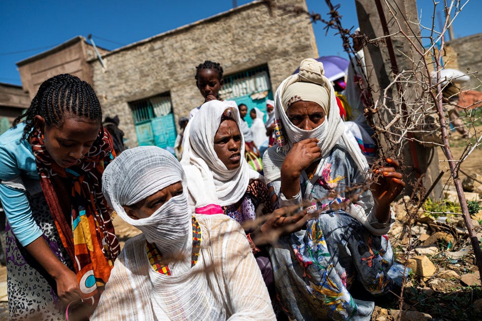 Tigray war In de Ethiopische plaats Agulae wachten vrouwen op het uitdelen van voedsel Een politiek conflict tussen premier Abiy Ahmed en het Tigray Peoples Liberation Front TPLF mondde uit in een oorlog en een ernstige humanitaire crisis Maar liefst twee miljoen mensen sloegen op de vlucht en duizenden werden gedood We hebben niets te eten we hebben geen medicijnen en al onze bezittingen zijn geplunderd vertelt Salam Abraha midden Elke dag sterven hier mensen