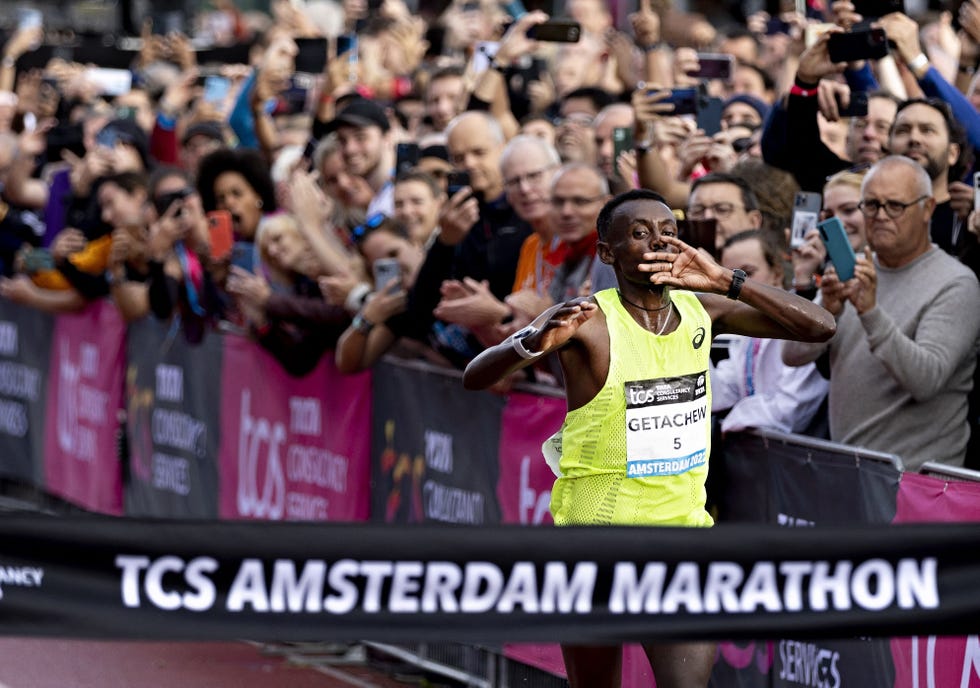 tsegaye getachew cruza la meta como ganador del maratón de Ámsterdam 2022