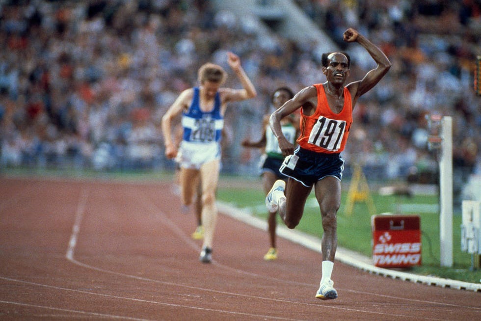 el etíope miruts yifter celebra su victoria en los 10000m de los juegos olímpicos de moscú 1980