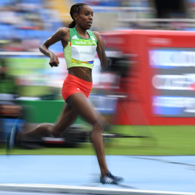 ayana loopt het wereldrecord 10 km hardlopen bij de vrouwen